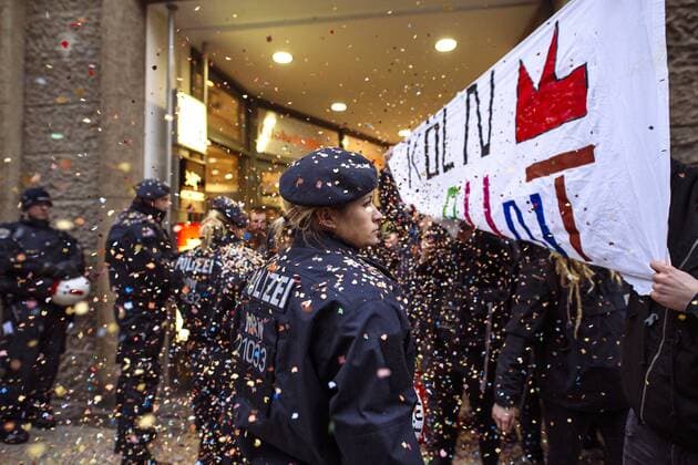 Themen der Woche Polizisten bei der rechten Demo Ein Jahr nach dem Kölner Silvesterpogrom - kein Vergeben, kein Vergessen mit anschließendem Zug durch die Innenstadt. Köln, 07.01.2017 Foto:xC.xHardtx xFuturexImage