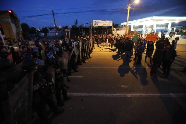 January 7, 2017 - Rosarito, Baja California, Mexico - Tijuana Baja California, Mexico, January 7th, 2017: Protesters are met by police presence in Rosarito. Over 100 protesters lined up in front of a police force. Rosarito Mexico - ZUMAs44_ 20170107_zaf_s44_009