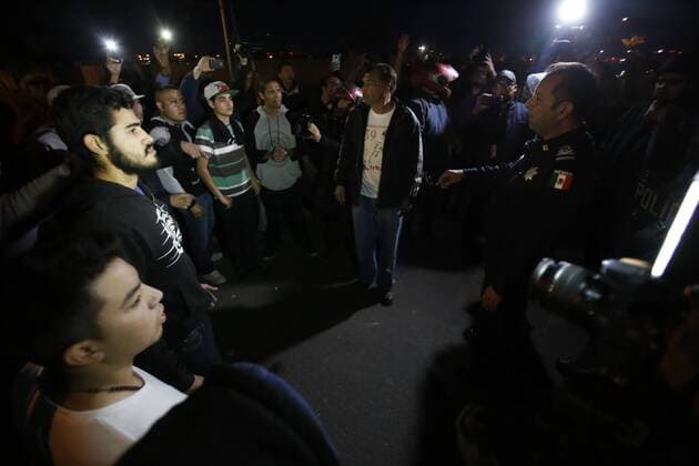 January 7, 2017 - Rosarito, Baja California, Mexico - Tijuana Baja California, Mexico, January 7th, 2017: Protesters are met by police presence in Rosarito. Police officials came out to speak to the protesters. Rosarito Mexico - ZUMAs44_ 20170107_zaf_s44_023