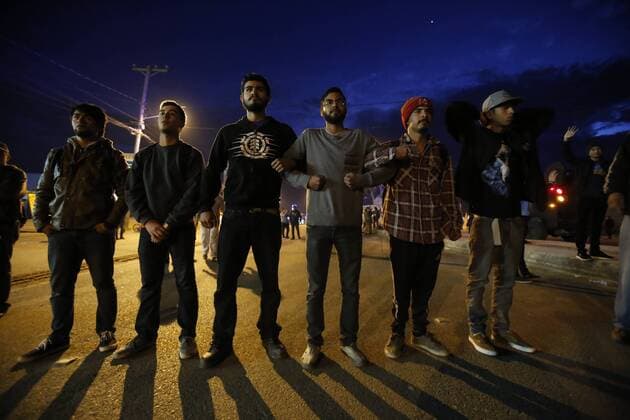 January 7, 2017 - Rosarito, Baja California, Mexico - Tijuana Baja California, Mexico, January 7th, 2017: Protesters are met by police presence in Rosarito. Several formed a human chain. Rosarito Mexico - ZUMAs44_ 20170107_zaf_s44_027