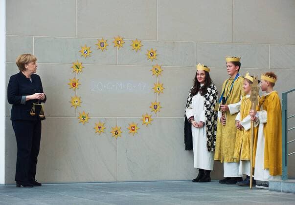 Themen der Woche Bilder des Tages Bundeskanzlerin Angela Merkel (CDU, li.) hat am Montag (09.01.2017) 108 Sternsinger aus ganz Deutschland empfangen. Jeweils vier Kinder aus allen 27 deutschen Bistuemern ueberbrachten im Kanzleramt in Berlin den Segen Christus mansionem benedicat - Christus segne dieses Haus . Die Sternsinger-Aktion in diesem Jahr stand unter dem Motto Segen bringen, Segen sein. Gemeinsam fuer Gottes Schoepfung - in Kenia und weltweit . Im Mittelpunkt standen die Folgen des Klimawandels und die Auswirkungen eines sorglosen Umgangs mit natuerlichen Ressourcen in den Industrielaendern auf arme Staaten. Die Kinder ueberreichten der Kanzlerin eine Waage, die symbolisch zeigen soll, dass die Welt im Gleichgewicht bleiben muss. Kanzlerin Merkel bezeichnete den Klimawandel als zentrales Thema . (Siehe epd-Meldung vom 09.01.2017) Kanzlerin Merkel empfaengt Sternsinger Copyright: epd-bild RolfxZoellner EDITORIAL USE ONLY