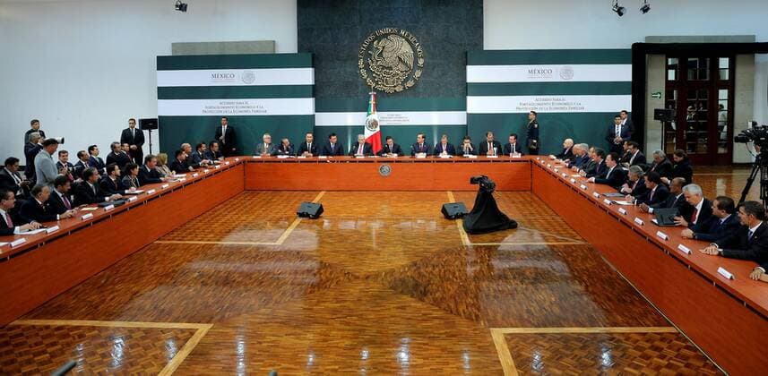 Mexican President Enrique Pena Nieto (C) takes part at an official event at the presidential residence Los Pinos, in order to announce protection measures for the families economy, while the protests against the rise of fuels prices countinue, in Mexico City, Mexico, 09 January 2017. During the protests six dead and 1,500 arrested have been registered along hundreds of lootings. EFE Jose Mendez MEXICAN PRESIDENT ANNOUNCES PLAN TO PROTECT THE FAMILIES ECONOMY !ACHTUNG: NUR REDAKTIONELLE NUTZUNG!  MEX005 20170109-636195933022069064