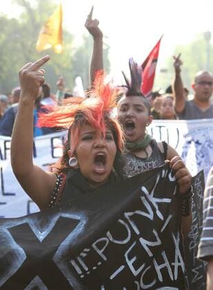 Bilder des Tages Thousand participate in a march against rising fuel prices and in favor of the resignation of President Enrique Pena Nieto, in Mexico City, Mexico, on 9 January 2017. The march began with the support of thousands of people who responded to the call promoted in social networks. The mobilization, a citizens initiative, began shortly after 16.00 local time at the monument known as Angel de la Independencia, on the way to the Zócalo, the main square of the capital. EFE Mario Guzmán Thousands march in the Mexican capital against gasoline increase and Pena Nieto !ACHTUNG: NUR REDAKTIONELLE NUTZUNG!  MEX50 20170110-636196137659727949