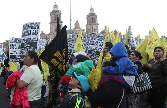 Thousand participate in a march against rising fuel prices and in favor of the resignation of President Enrique Pena Nieto, in Mexico City, Mexico, on 9 January 2017. The march began with the support of thousands of people who responded to the call promoted in social networks. The mobilization, a citizens initiative, began shortly after 16.00 local time at the monument known as Angel de la Independencia, on the way to the Zócalo, the main square of the capital. EFE Mario Guzmán Thousands march in the Mexican capital against gasoline increase and Pena Nieto !ACHTUNG: NUR REDAKTIONELLE NUTZUNG!  MEX50 20170110-636196137747568335