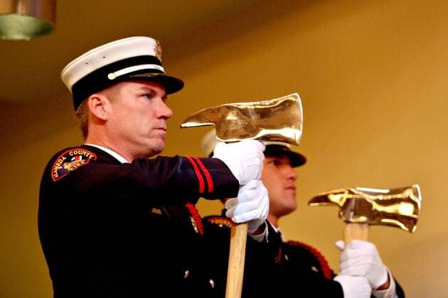 20 Jahre Anschläge vom 11. September: Gedenkkultur in den USA Tim Green, left, and Dan Burke of the Alameda County Fire Department Honor Guard, stay still during the National Anthem as part of the Nine Eleven Memorial ceremony at the Neighborhood Curch in Castro Valley, Calif., on Tuesday Sep. 11, 2007. (Ray Chavez The Oakland Tribune)  - ZUMAEMEM 20070911_zaf_o23_019