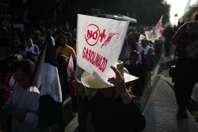 January 9, 2017 - Mexico City, Mexico - Largely peaceful protests against the fuel price increases continued nationwide in Mexico, and looting seen last week largely subsided in Mexico city on 9 January 2017. The protests have left hundreds of businesses looted and more than 1,500 detained. Mexico City Mexico  - ZUMAn230 20170109_zaa_n230_045