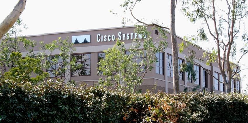 Unternehmen: Cisco Jan 11, 2007; Irvine, CA, USA; Apple Inc. s much-ballyhooed iPhone was unveiled this week after 30 months and millions of dollars in top-secret development. But the sleek new iPod-cellular phone combination could wind up costing the company a lot more. Cisco Systems Inc., the world s largest networking equipment maker, sued Apple in San Francisco federal court on Wednesday, claiming that Apple s iPhone violates its trademark. Cisco is asking the court to forbid Apple from using the name iPhone, which Cisco has held a trademark on since 2000 and used to brand a line of its own Internet-enabled phones that began shipping last spring and officially launched three weeks ago. Cisco said Apple approached the company several years ago seeking to use the name, and the two Silicon Valley tech giants have been negotiating ever since to hammer out a licensing agreement. But Cisco said the tal - ZUMAz14_ 20070111_cze_z14_711