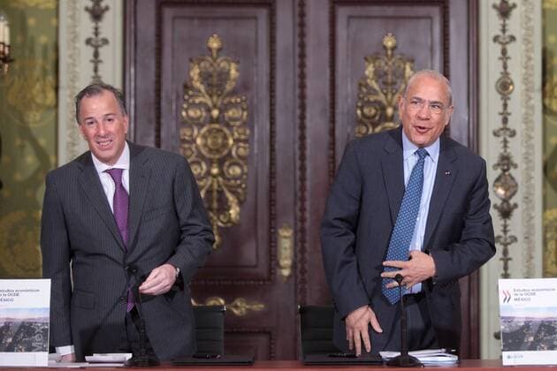 Secretary General of the Organization for Economic Co-operation and Development (OECD) Jose Angel Gurria (R) and Mexico s Public Credit and Treasury Minister Jose Antonio Meade Kuribena (L) speak during the presentation of the Economic Report of Mexico 2017 OECD in Mexico City, Mexico, 10 January 2017. Gurria remarked the strenght of Mexico s motor industry, although he urged the country to diversify its economy. EFE Sahenka Gutierrez THE OECD TRUSTS THE MEXICAN MOTOT INDUSTRY !ACHTUNG: NUR REDAKTIONELLE NUTZUNG!  MEX001 20170110-636196730510922467