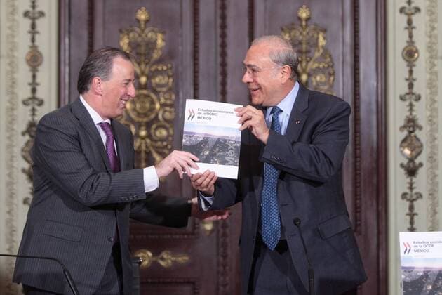 Secretary General of the Organization for Economic Co-operation and Development (OECD) Jose Angel Gurria (R) and Mexico s Public Credit and Treasury Minister Jose Antonio Meade Kuribena (L) speak during the presentation of the Economic Report of Mexico 2017 OECD in Mexico City, Mexico, 10 January 2017. Gurria remarked the strenght of Mexico s motor industry, although he urged the country to diversify its economy. EFE Sahenka Gutierrez THE OECD TRUSTS THE MEXICAN MOTOT INDUSTRY !ACHTUNG: NUR REDAKTIONELLE NUTZUNG!  MEX001 20170110-636196731149882083