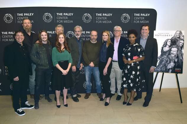 Michael Wimer, Ryan Hurst, Kyle Gallner, Jon Amiel, Gillian Alexy, Peter Mattei, Paul Giamatti, Francie Swift, Peter Tolan, Christina Jackson und Matt Cherniss bei der Season 2 Premiere der WGN America TV-Serie Outsiders im Paley Center for Media. Beverly Hills, 10.01.2017 Foto:xD.xStarbuckx xFuturexImage