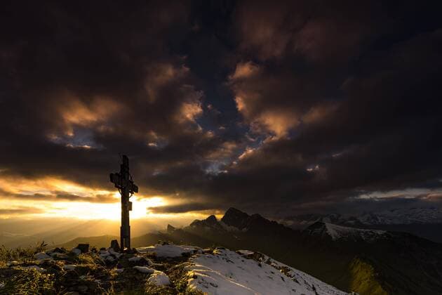  Gipfelkreuz Zafernhorn mit dunklen Wolken, Sonnenaufgang, Wetterstimmung, Allgäuer Alpen, Damüls, Bregenzer Wald, Vorarlberg, Österreich, Europa Copyright: imageBROKER/RobertxSeitz iblsei04453053.jpg