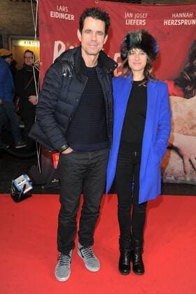 Tom Tykwer, Marie Steinmann Ankunft, roter Teppich zur Berlin Premiere DIE BLUMEN VON GESTERN im Kino International in Berlin, am 11.01.2017
