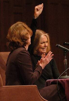 Berühmte Feministinnen, Gloria Steinem Mar 15, 2007 - Oakland, CA, USA - GLORIA STEINEM raises her fist while being introduced during her visit to Mills College in Oakland, Calif. on Thursday, March 15, 2007.  - ZUMA.JPG 20070315_zaf_c99_019