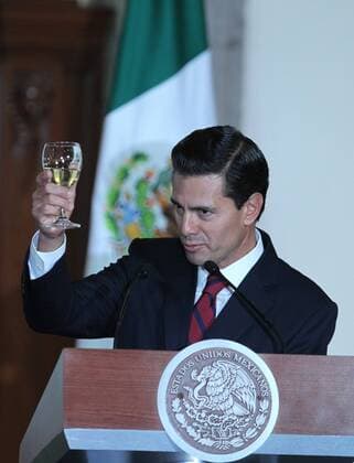 Bilder des Tages Mexico s President Enrique Pena Nieto speaks during the closing ceremony of the 28th Meeting of Ambassadors and Consuls at the Treasury Hall of the National Palace in Mexico City, Mexico, 11 January 2017. EFE Mario Guzman CLOSING OF THE 28TH MEETING OF AMBASSADORS AND CONSULS IN MEXICO !ACHTUNG: NUR REDAKTIONELLE NUTZUNG!  MEX020 20170112-636197767545864457
