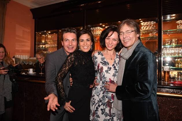 Pascal Breuer mit Freundin Loredana La Rocca und Jacques Breuer mit Ehefrau Viola Wedekind Premiere Ein Mann fürs Grobe Komoedie im Bayerischen Hof Theater München 11. Januar 2017
