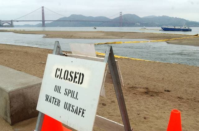 November 8th, 2007 - San Francisco, California, USA - Crissy Field East Beach is closed to beach goers Thursday, Nov. 8, 2007, because of an oil spill from a container ship on Wednesday in San Francisco, Calif.  - ZUMAcj.j 20071108_zaf_c99_005