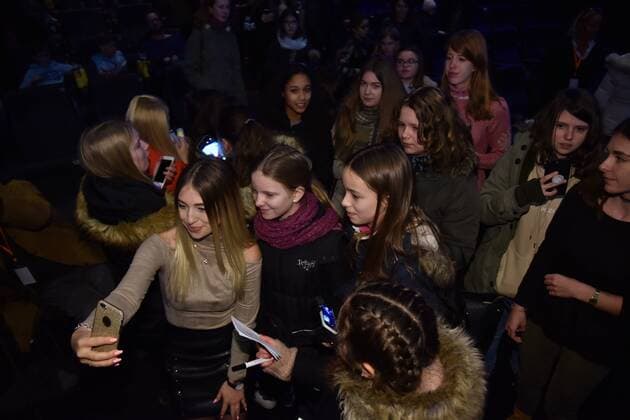 Die Sprecherin und Youtube Star Bianca Bibi Heinicke (l) mit Fans am 14.01.2017 bei der Premiere des Films Ritter Rost 2 - Das Schrottkomplott in den Kölner Cinedom.