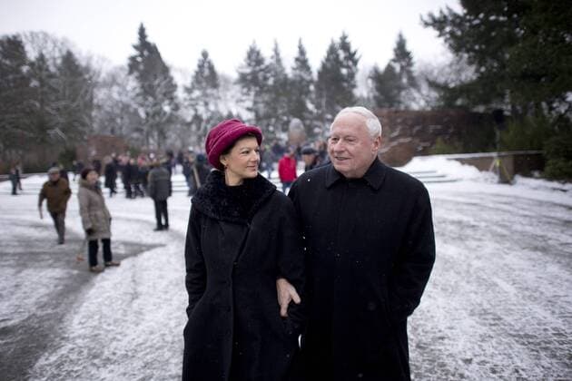 Wagenknecht, Lafontaine, Luxemburg-Liebknecht - Gedenkveranstaltung DEU, Deutschland, Germany, Berlin, 15.01.2017 Sahra Wagenknecht, Fraktionsvorsitzende der Partei Die Linke, und Oskar Lafontaine, Partei DIE LINKE, an der Gedenkstaette der Sozialisten in Berlin - Friedrichsfelde anlaesslich der Luxemburg - Liebknecht - Gedenkveranstaltung. Der Gedenktag erinnert an die Ermordung der Kommunisten Rosa Luxemburg und Karl Liebknecht am 15. Januar 1919. Seit dem Ende der DDR hat die Veranstaltung unter der Teilnahme der Linkspartei eine neue Beliebtheit, hauptsaechlich unter Ostdeutschen, erfahren. Sahra Wagenknecht, Partei Die Linke, and Oskar Lafontaine, Partei DIE LINKE, at the memory site for the socialist leaders Rosa Luxemburg and Karl Liebknecht at the graveyard in Friedrichsfelde in the former GDR in Berlin.