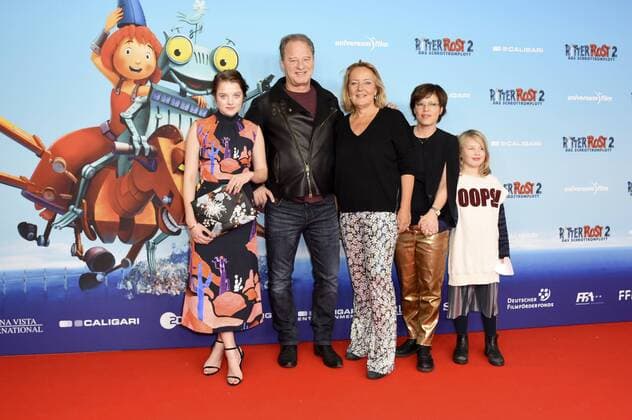 Jella Haase, Tom Gerhardt, Gabriele M. Walther und Sandra Schwittau mit Tochter Fee bei der Premiere des Kinofilms Ritter Rost 2 - Das Schrottkomplott im Mathäser Filmpalast in München, 15.01.2017 Foto:xP.xSchönbergerx xFuturexImage
