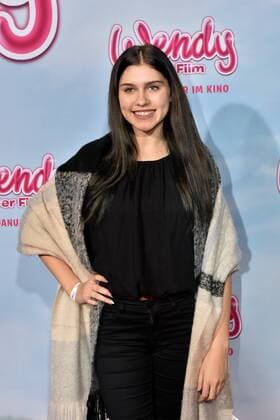 Die Youtuberin Ana Lisa Kohler posiert am 15.01.2017 in Köln auf dem roten Teppich bei der Premiere des Films Wendy der Film im Kölner Cinedom.