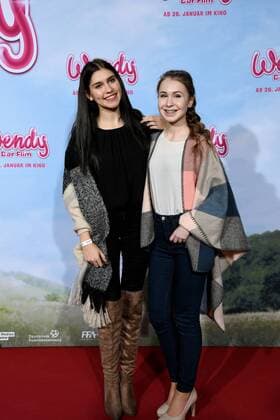 Die Youtuber Ana Lisa Kohler , l-r, und Kassandra TypischKassii posieren am 15.01.2017 in Köln auf dem roten Teppich bei der Premiere des Films Wendy der Film im Kölner Cinedom.