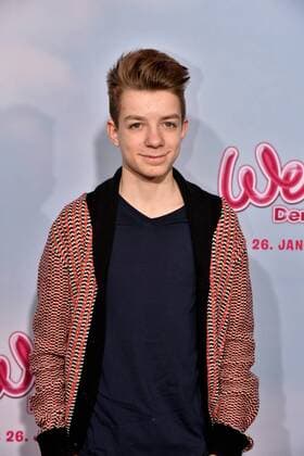 Nick Julius Schuck posiert am 15.01.2017 in Köln auf dem roten Teppich bei der Premiere des Films Wendy der Film im Kölner Cinedom.