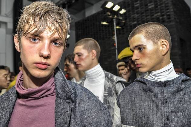 Bilder des Tages Italy:Miaoran backstage at Milan Fashion week Models are seen on backstage of Miaoran show during Milan Men s Fashion Week Fall Winter.  GaetanoxPiazzolla