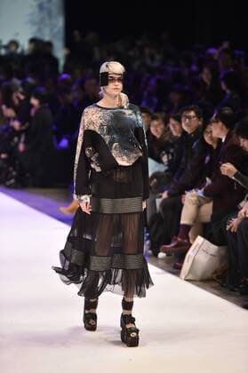 HONG KONG, Jan. 16, 2017 -- A model presents fashion creations during the 48th Hong Kong Fashion Week for Fall Winter at the Convention and Exhibition Center in Hong Kong, south China, Jan. 16, 2017. Some 1,500 exhibitors from 21 countries and regions participated in the four-day fair that kicked off here on Monday. )(mcg) CHINA-HONG KONG-FASHION WEEK (CN) WangxShen 