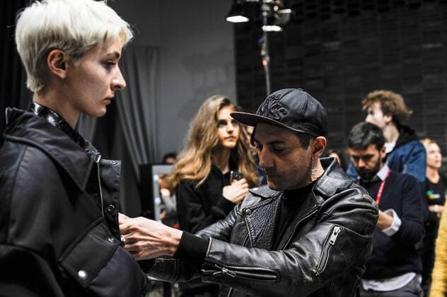 Mailand Fashion Week - Malibu1992 Modenschau Backstage Italy: Malibu 1992 backstage at Milan Fashion week Dorian Stefano Tarantini dressing a model during the Malibu1992 backstage  GaetanoxxPiazzolla
