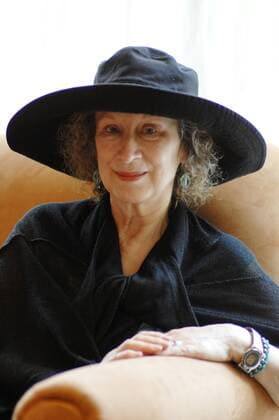 Berühmte Feministinnen, Margaret Atwood Sep 10, 2006; Toronto, ON, Canada; Writer MARGARET ATWOOD poses for a photo at a coffee shop in Toronto on Tuesday August 8, 2006. She has a new book called Moral Disorders. Mandatory  - ZUMAt14_ 20060910_mdm_t14_846