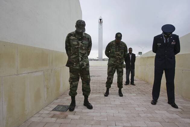 20 Jahre Anschläge vom 11. September: Gedenkkultur in den USA Sep 11, 2006; San Antonio, TX, USA; From left, Staff Sgt. Antuan Powell, Tech Sgt. Patrick McDonald, George Crenshaw and Lt. Col Victor Malloy bow their heads in prayer during a gathering at the 9-11 Memorial on Monday, Sept. 11, 2006. A wreath laying ceremony by students of New Life Christian Center was held to commemorate the 5th anniversary of the 9-11 attacks. Mandatory  - ZUMANY 3 20060911_mkh_a27_154
