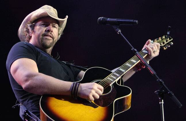 Sep 17, 2006; Chula Vista, CA, USA; Singer TOBY KEITH performing live in concert at Coors Amphitheatre in Chula Vista, CA. Mandatory - ZUMAr06_ 20060917_sim_r06_700