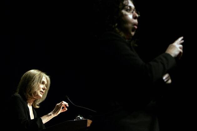 Berühmte Feministinnen, Gloria Steinem Sep 21, 2006; San Antonio, TX, USA; GLORIA STEINEM speaks while Janice Ochoa, right, interprets with sign language, at the San Antonio College Women s Center 25th Anniversary Celebration at McAllister Auditorium on Thursday, September 21, 2006. Mandatory - ZUMAa27_ 20060921_mdm_a27_155