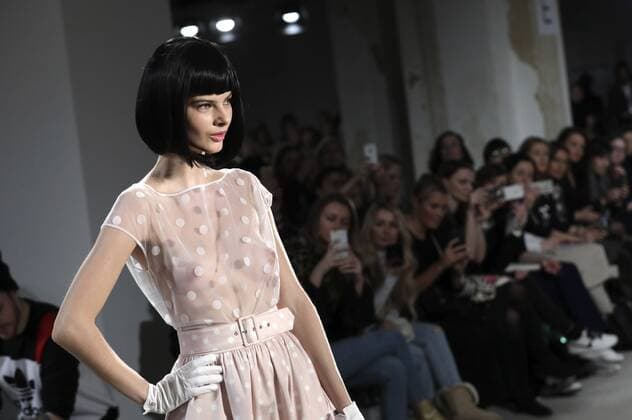 Model bei der Lena Hoschek Fashion Show auf der Mercedes-Benz Fashion Week Berlin Autumn Winter 2017. Berlin, 17.01.2017 Foto:xS.xGabschx xFuturexImage