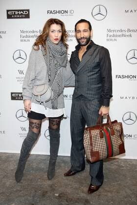 Anett Moeller und Massimo Sinató - Ankunft zur Lena Hoschek Fashion-Show im Rahmen der Mercedes-Benz Fashion Week Berlin Spring Summer 2017 Collections im Kaufhaus Jandorf in Berlin am 17.01.2017. Mercedes-Benz Fashion Week Berlin Spring Summer 2017 Collections
