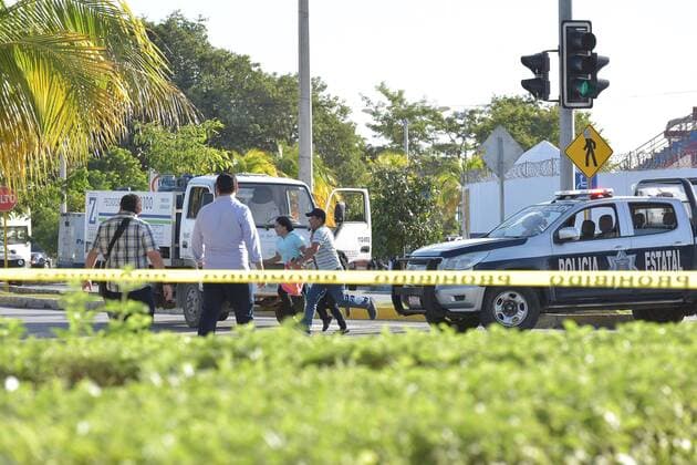 Civilians are evacuated during a shooting targeted at public buildings in the central area of Cancun, Quintana Roo, Mexico, 17 January 2017. A public servant of Quintana Roo s Attorney s Office died in the attck. PUBLIC BUILDINGS ATTACKED IN CANCUN !ACHTUNG: NUR REDAKTIONELLE NUTZUNG!  MEX010 20170118-636202982070140665