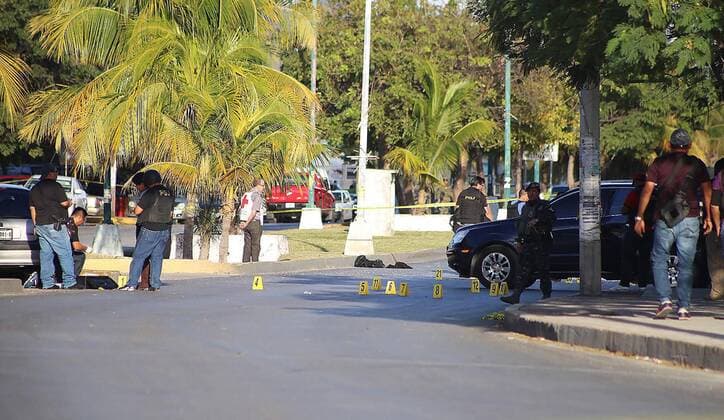 Ballisitc analysts inspect the crime scene after a shooting targeted at public buildings in the central area of Cancun, Quintana Roo, Mexico, 17 January 2017. A public servant of Quintana Roo s Attorney s Office died in the attck. PUBLIC BUILDINGS ATTACKED IN CANCUN !ACHTUNG: NUR REDAKTIONELLE NUTZUNG!  MEX010 20170118-636202990731849132