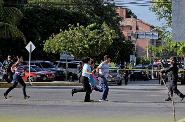(170118) -- CANCUN, Jan. 17, 2017 -- People run on street after a shooting attack in Cancun, Mexico, Jan. 17, 2017. According to the local press, the assault took place near the General Prosecutor s Office of Cancun, killing at least three people. Three suspected shooters have been captured. Jesus Tijerina)(zcc) MEXICO-CANCUN-SECURITY-VIOLENCE e JesusxTijerina 