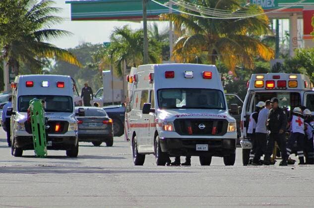 (170118) -- CANCUN, Jan. 17, 2017 -- Ambulances are seen on street after a shooting attack in Cancun, Mexico, Jan. 17, 2017. According to the local press, the assault took place near the General Prosecutor s Office of Cancun, killing at least three people. Three suspected shooters have been captured. Jesus Tijerina)(zcc) MEXICO-CANCUN-SECURITY-VIOLENCE e JesusxTijerina 