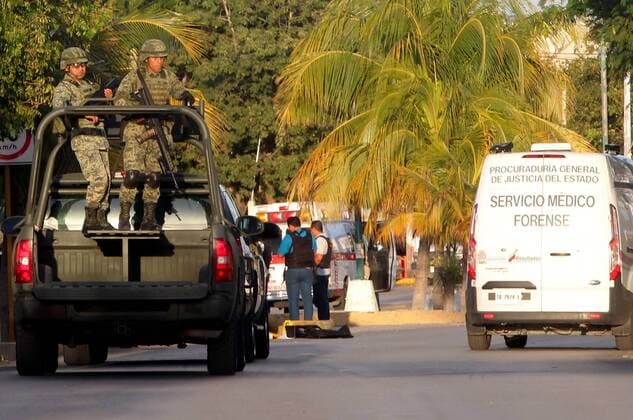 (170118) -- CANCUN, Jan. 17, 2017 -- Soldiers stand guard near the site of a shooting attack in Cancun, Mexico, Jan. 17, 2017. According to the local press, the assault took place near the General Prosecutor s Office of Cancun, killing at least three people. Three suspected shooters have been captured. )(zcc) MEXICO-CANCUN-SECURITY-VIOLENCE Str 