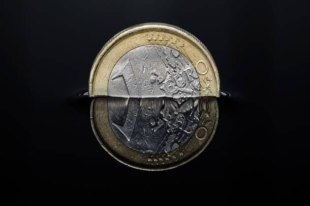 Euro-Münze in einer dunklen Flüssigkeit Foto:xC.xHardtx xFuturexImage