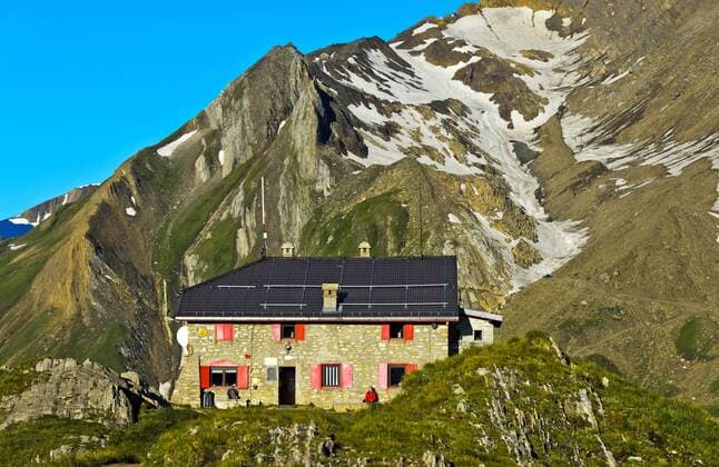 IMAGO Creative: Sommer, In den Bergen Berghütte Rifugio CittÃ di Busto, Pomattertal, Val Formazza, Piemont, Italien Mountain hut Rifugio CittÃ di Busto, Formazza valley, Piedmont, Italy