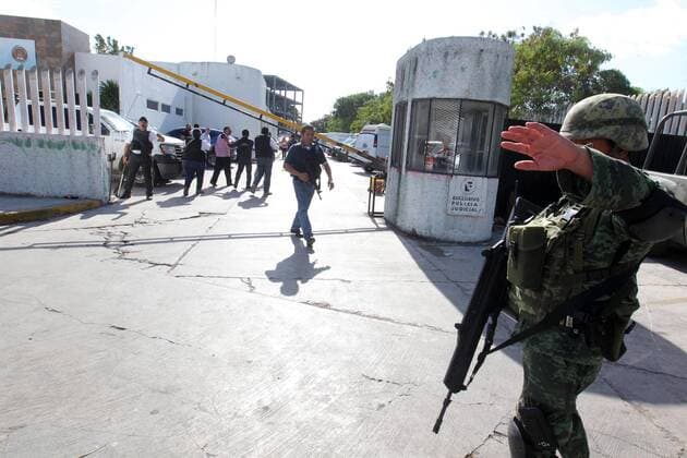 Soldiers guard Cancun s Attorney s Office after a shooting that left four dead and five arrested, in Quintana Roo, Mexico, 17 January 2017. FEDERAL POLICE AND MEXICAN GENDARMERIE ARRIVE IN CANCUN AFTER ATTACK !ACHTUNG: NUR REDAKTIONELLE NUTZUNG!  MEX004 20170118-636203663740963496