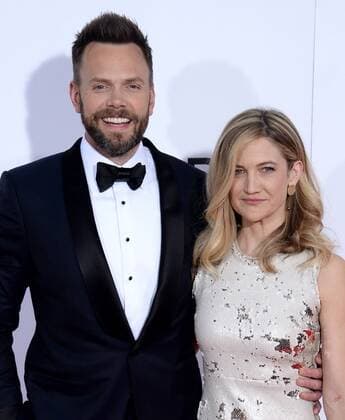 (L-R) Host Joel McHale and Sarah Williams attend the 43rd annual People s Choice Awards at the Microsoft Theater in Los Angeles on January 18, 2017.  LAP20170118056 JIMxRUYMEN