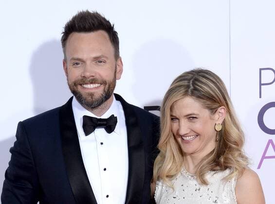 (L-R) Host Joel McHale and Sarah Williams attend the 43rd annual People s Choice Awards at the Microsoft Theater in Los Angeles on January 18, 2017.  LAP20170118058 JIMxRUYMEN
