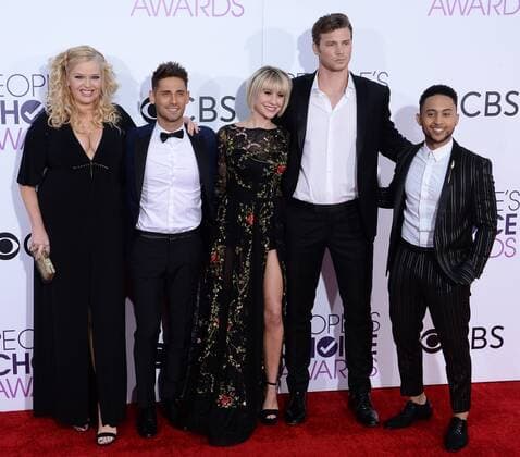 (L-R) Actors Melissa Peterman, Jean-Luc Bilodeau, Chelsea Kane, Derek Theler and Tahj Mowry attend the 43rd annual People s Choice Awards at the Microsoft Theater in Los Angeles on January 18, 2017.  LAP20170118148 JIMxRUYMEN