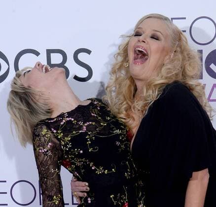 (L-R) Actresses Chelsea Kane and Melissa Peterman attend the 43rd annual People s Choice Awards at the Microsoft Theater in Los Angeles on January 18, 2017.  LAP20170118050r JIMxRUYMEN