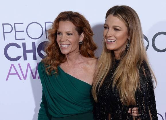 Actresses Robyn Lively (L) and Blake Lively attend the 43rd annual People s Choice Awards at the Microsoft Theater in Los Angeles on January 18, 2017.  LAP201701182276 JIMxRUYMEN