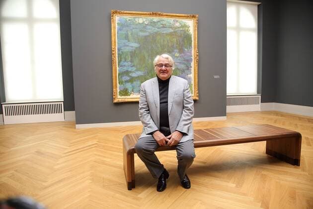 Kunstmäzen Hasso Plattner posiert am 19. Januar 2017 vor dem Gemälde Seerosen von Claude Monet im Museum Barberini in Potsdam. Das neue Kunstmuseum öffnet am 23. Januar 2017. Pressekonferenz Museum Barberini