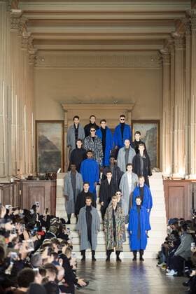 Bilder des Tages (170119) -- PARIS, Jan. 19, 2017 -- Models present creations by Issey Miyake during the Men s Fashion Week for the Fall Winter 2017 2018 collection in Paris, France on Jan. 19, 2017. )(zhf) FRANCE-PARIS-FASHION WEEK-MEN-ISSEY MIYAKE ChenxYichen 